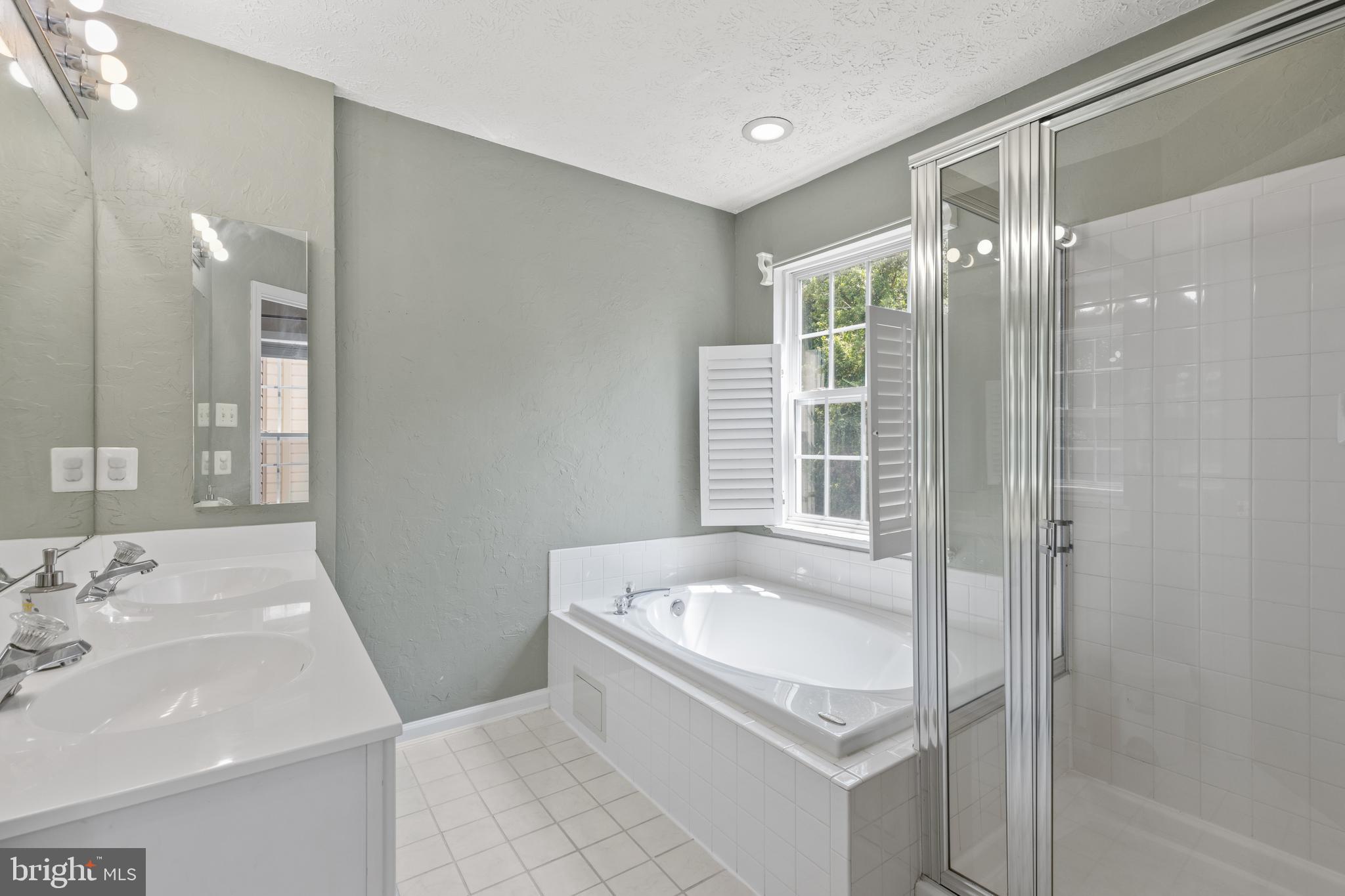 CONSTANT FRIENDSHIP - Residential Lease