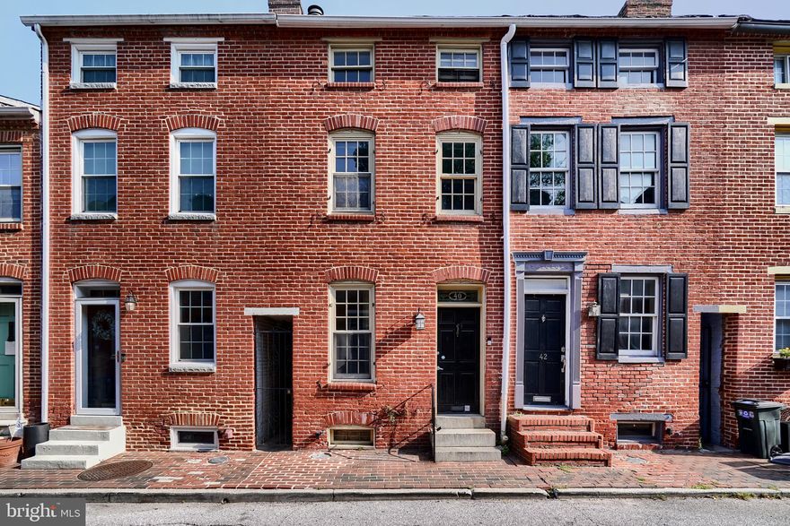 FANTASTIC 3 BR 2 BA HOME WITH ROOFTOP DECK IN THE HEART OF FEDERAL HILL. WALK TO CROSS STREET MARKET, THE STADIUMS AND ALL THE HARBOR ATTRACTIONS!