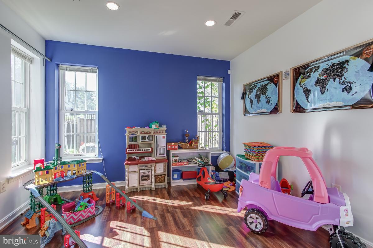 RIVER OAKS - Residential