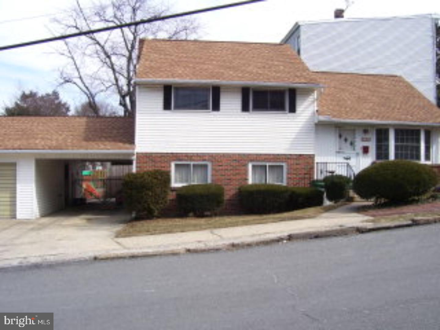 OWNERS SAY SELL, PRICED REDUCED. A FEW MINOR TOUCH-UPS WILL MAKE THIS A GREAT HOME. HARDWOOD FL UNDER W/W CARPET IN LR-DR & BEDROOMS. 40-YR ARC SHINGLED ROOF ('96); EFFICIENT 3-Z OIL HEAT ('96); 200 AMP SERV, GREAT DAYLIGHT FAMILY ROOM & MORE. Color: WHITE Amp: 200