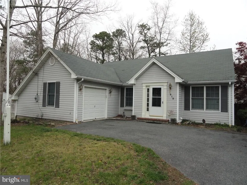 212 Commodore Rd  