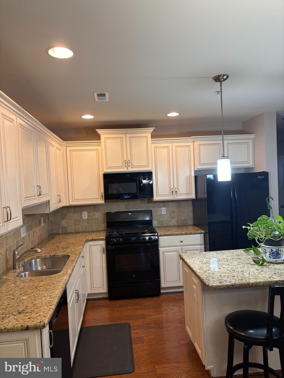 THE ENCLAVE - Residential