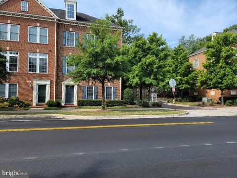 Townhouse For Rent - 806 W Glebe Road<br/> Alexandria City County, ALEXANDRIA, VA 22305