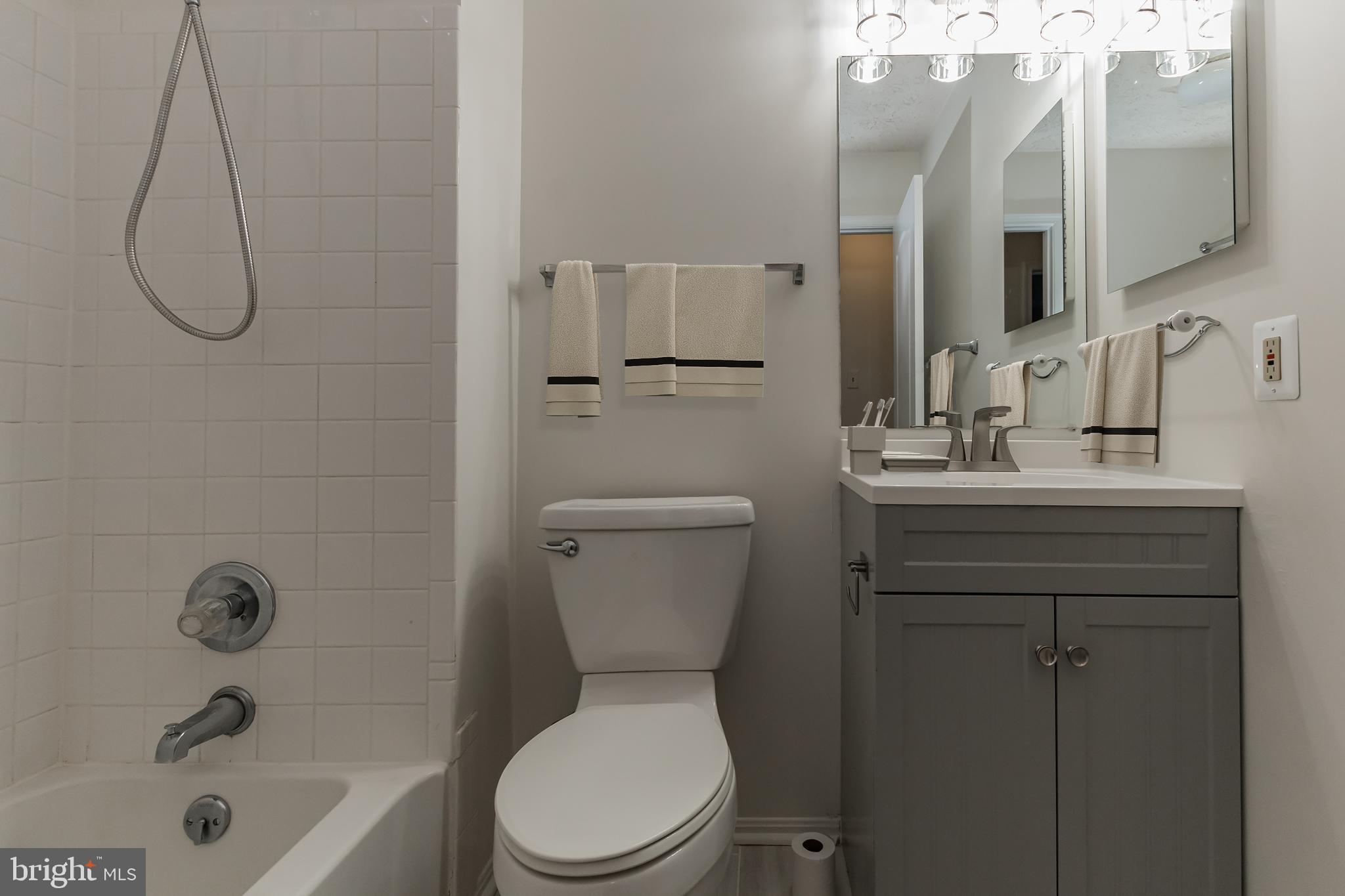 LAKE LARGO - Residential Lease