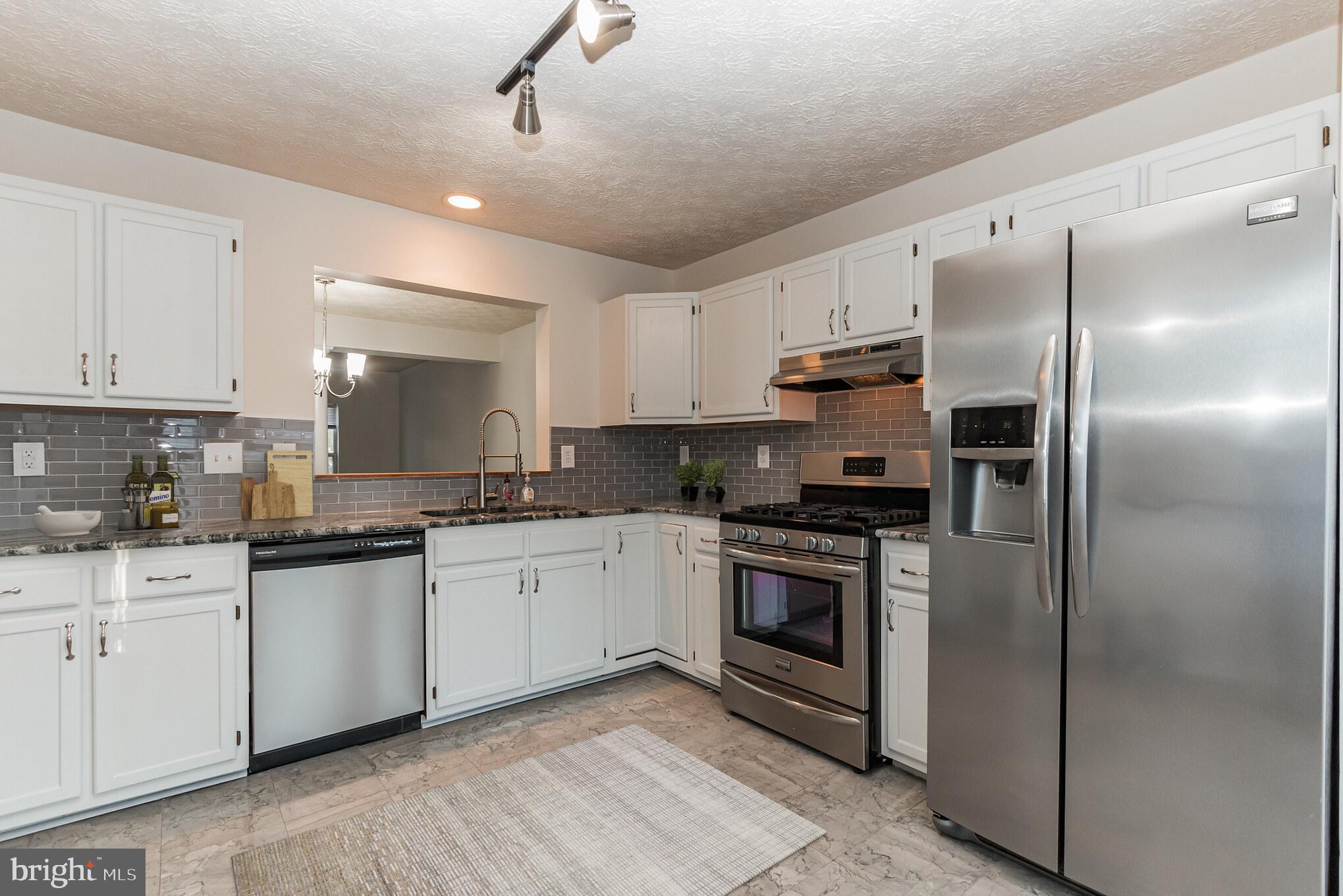 LAKE LARGO - Residential Lease