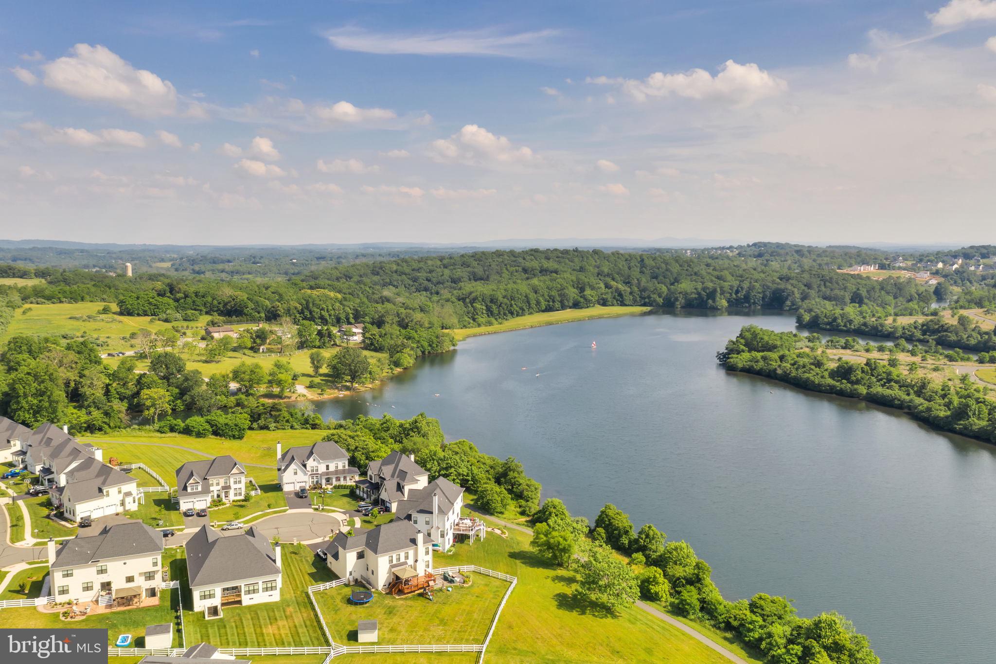 ROUND HILL - Residential