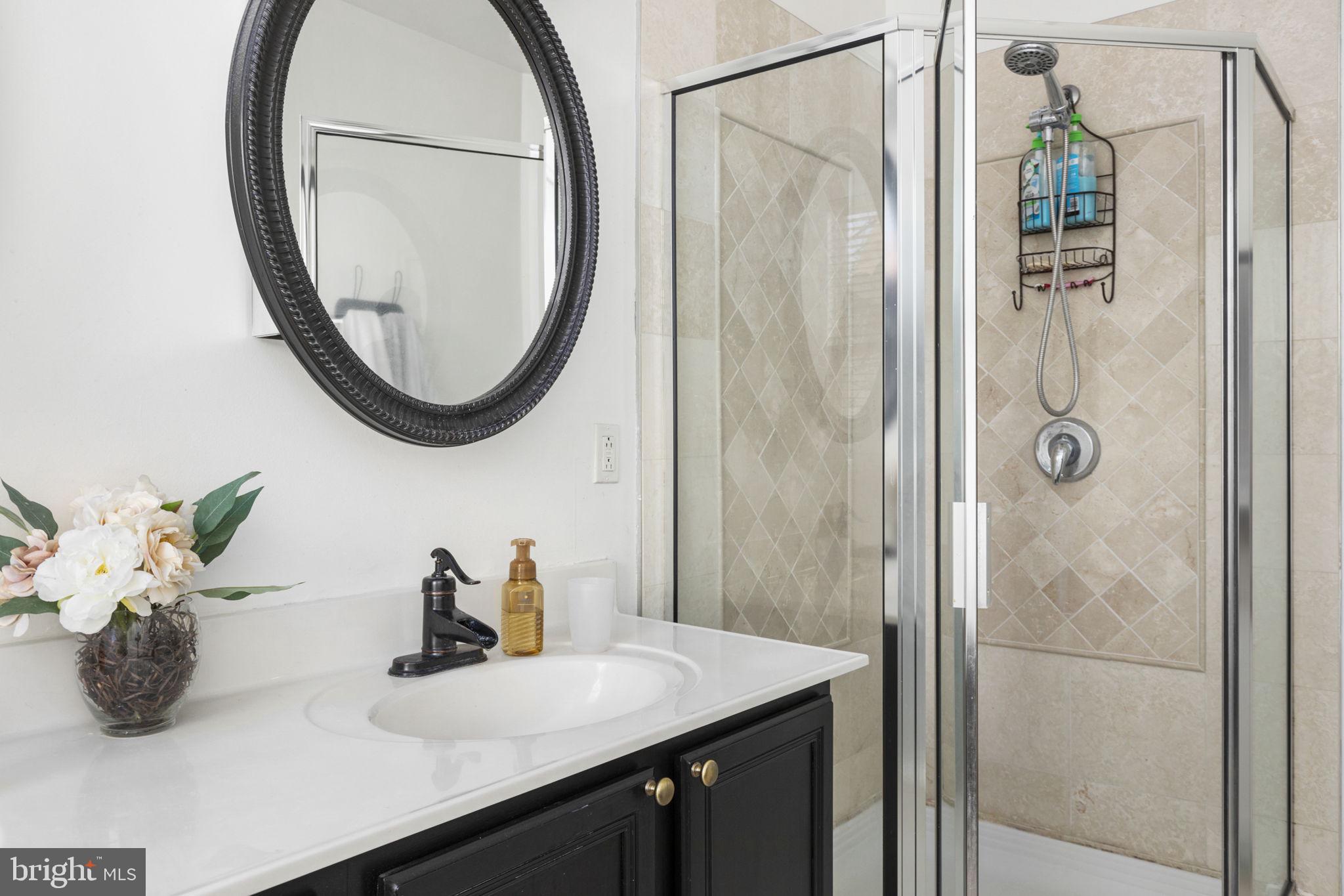 ROUND HILL - Residential