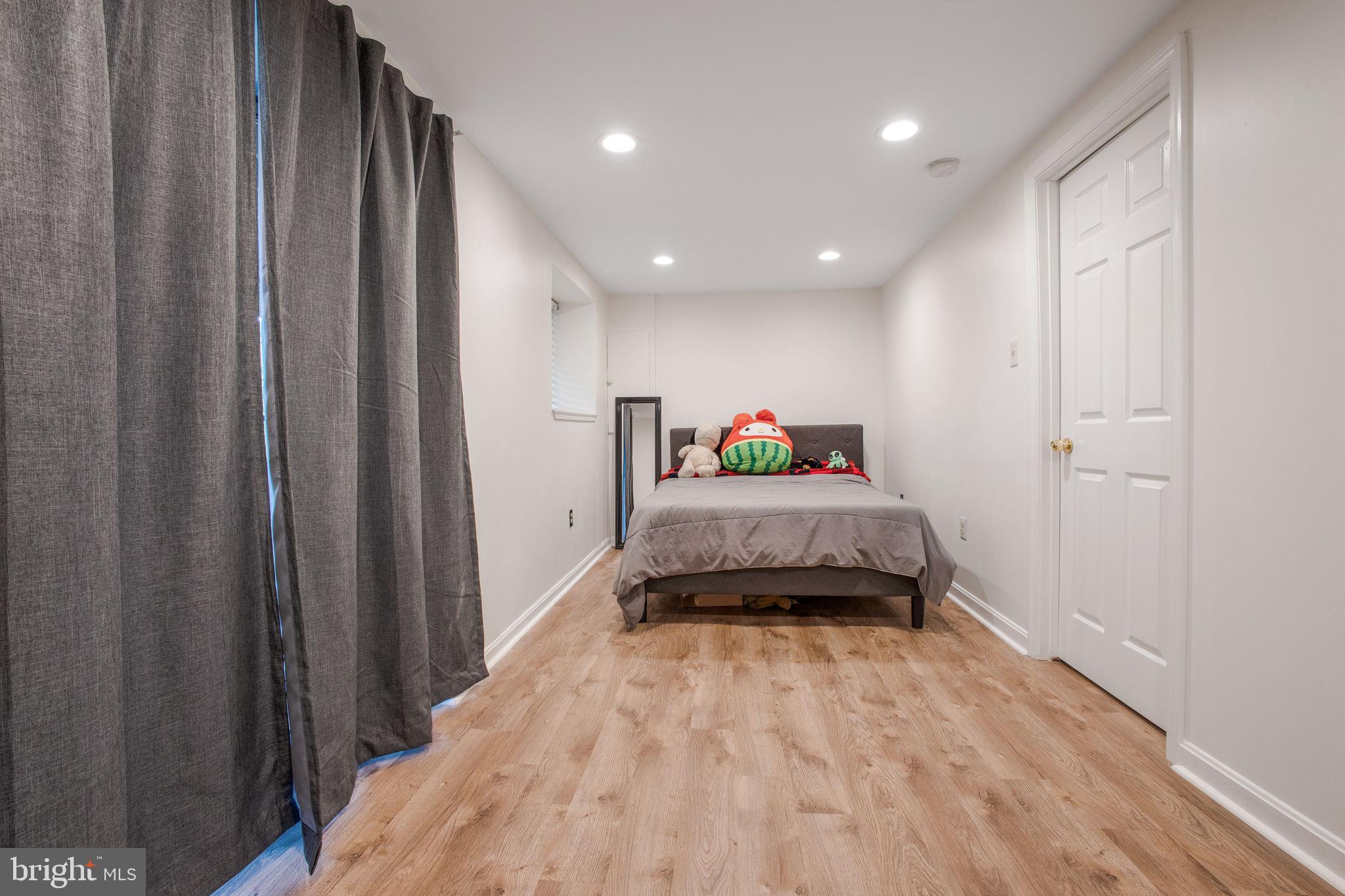 WOODLAND HILLS - Residential