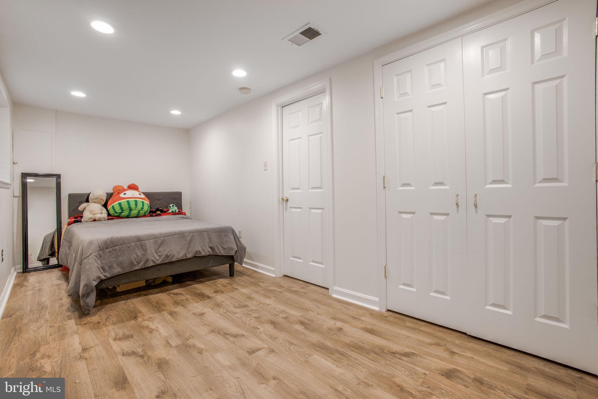 WOODLAND HILLS - Residential