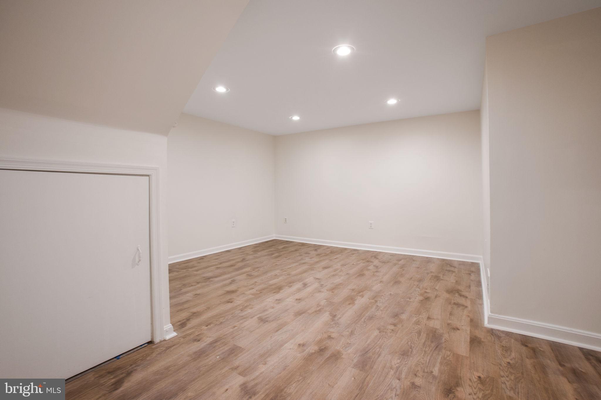 WOODLAND HILLS - Residential