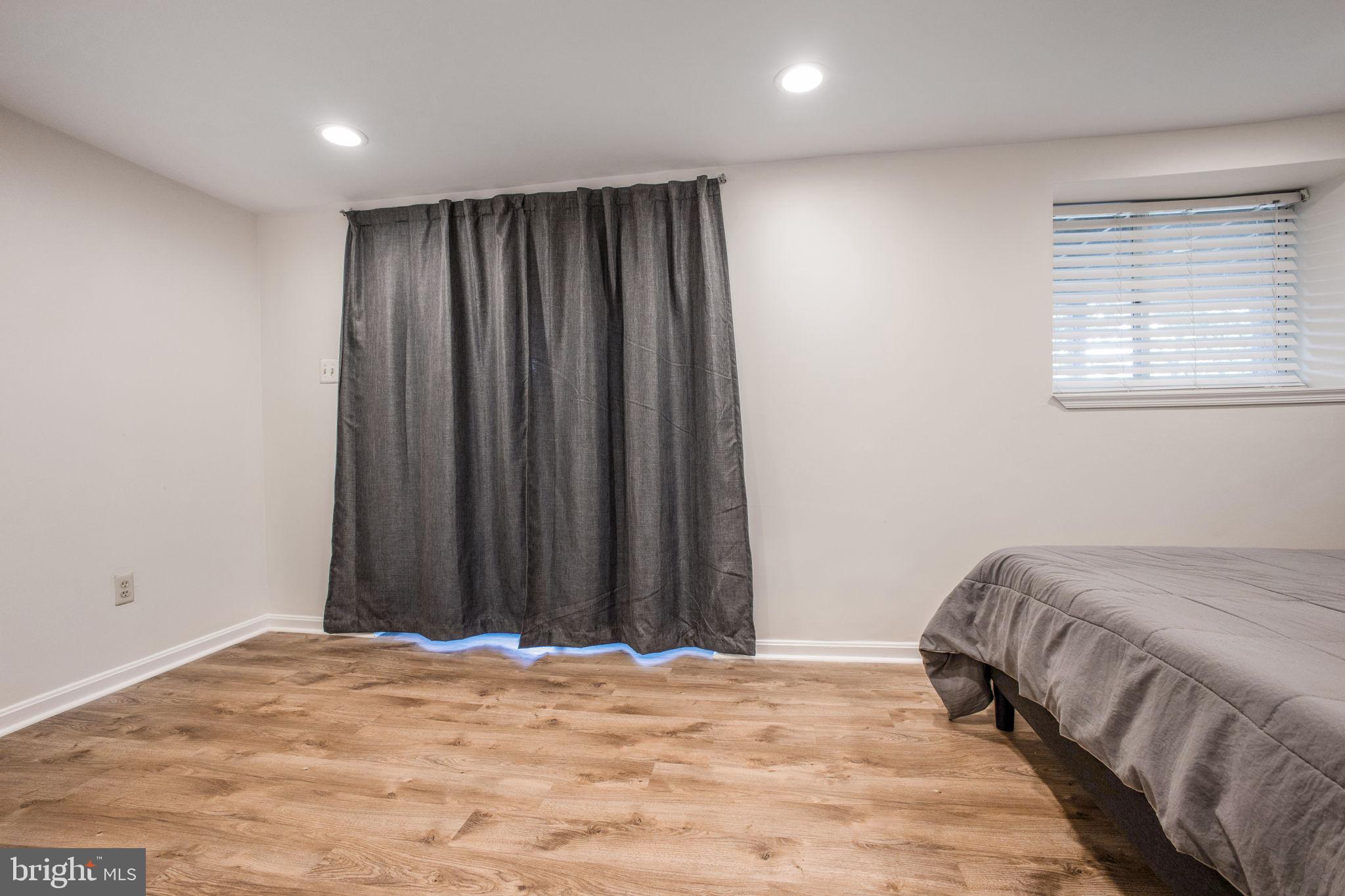 WOODLAND HILLS - Residential