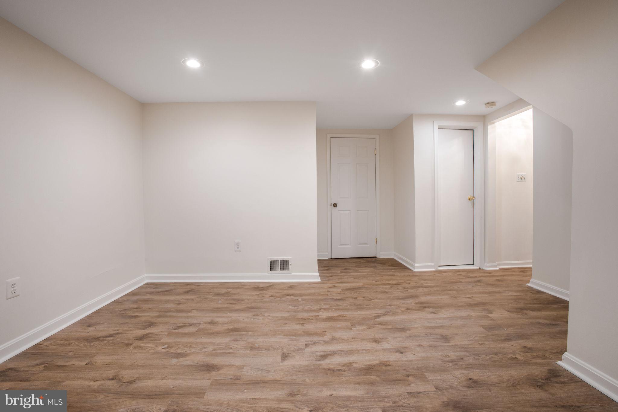 WOODLAND HILLS - Residential