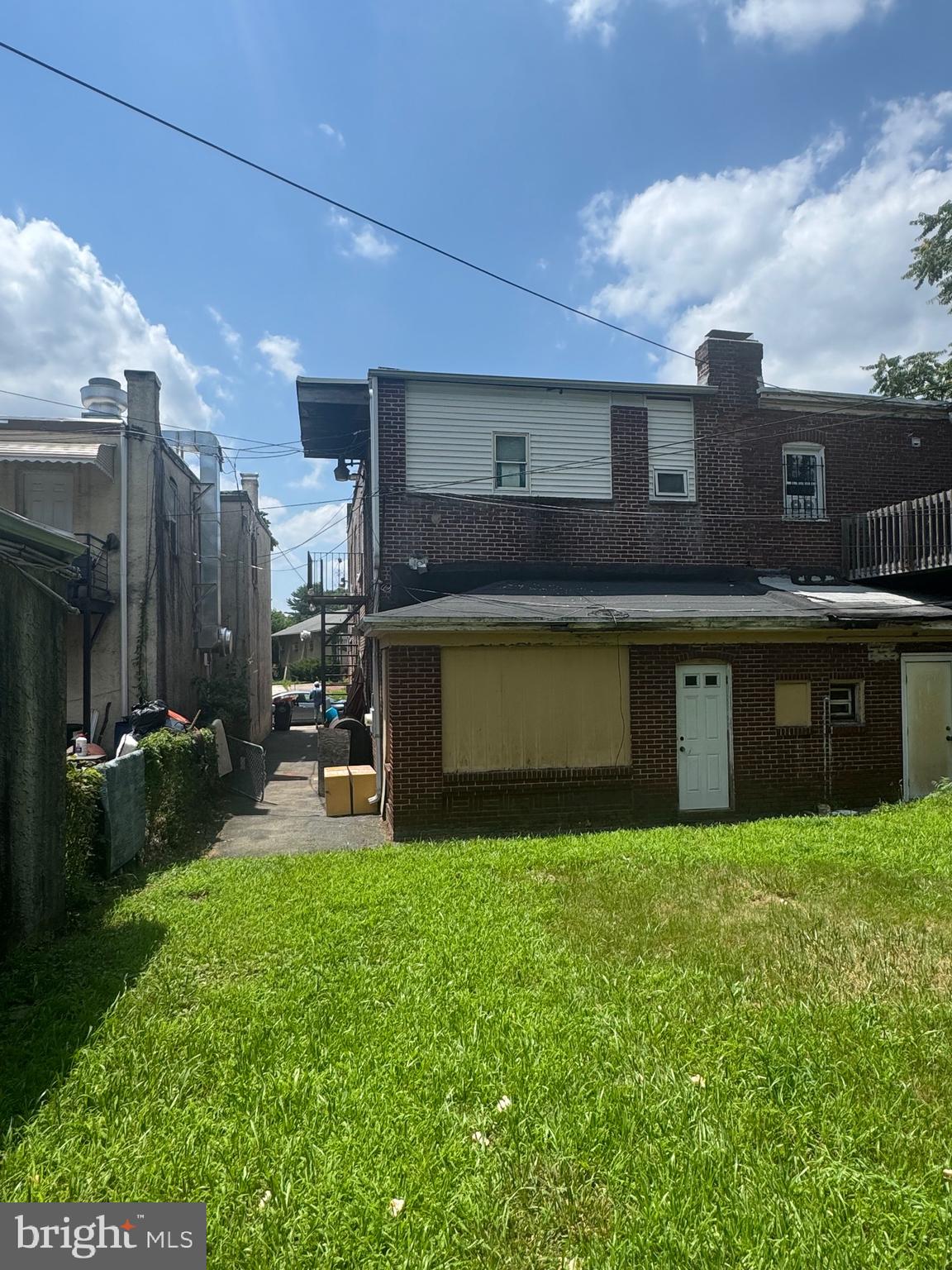 Main image without alt text