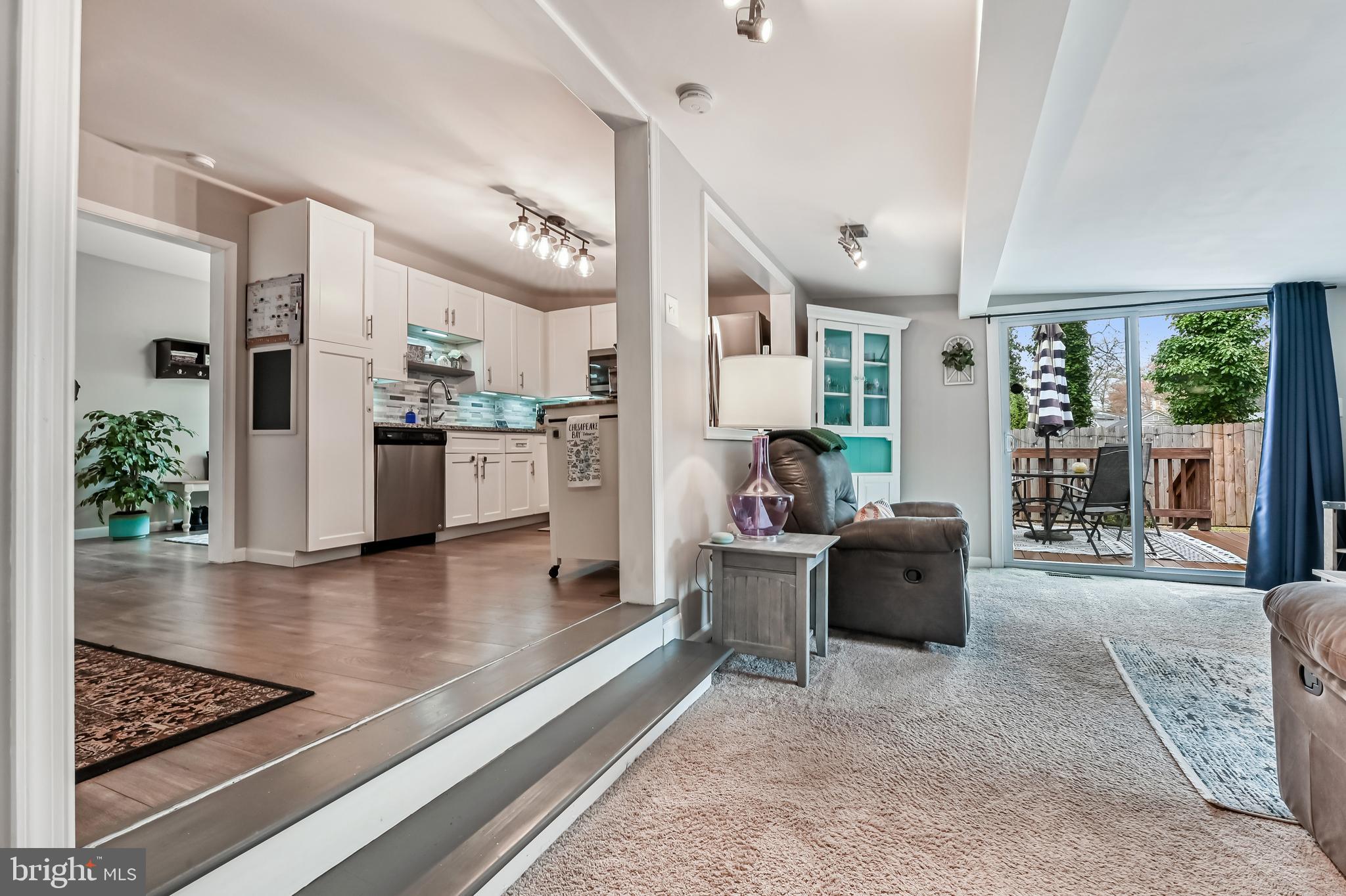 WOODLAND BEACH - Residential