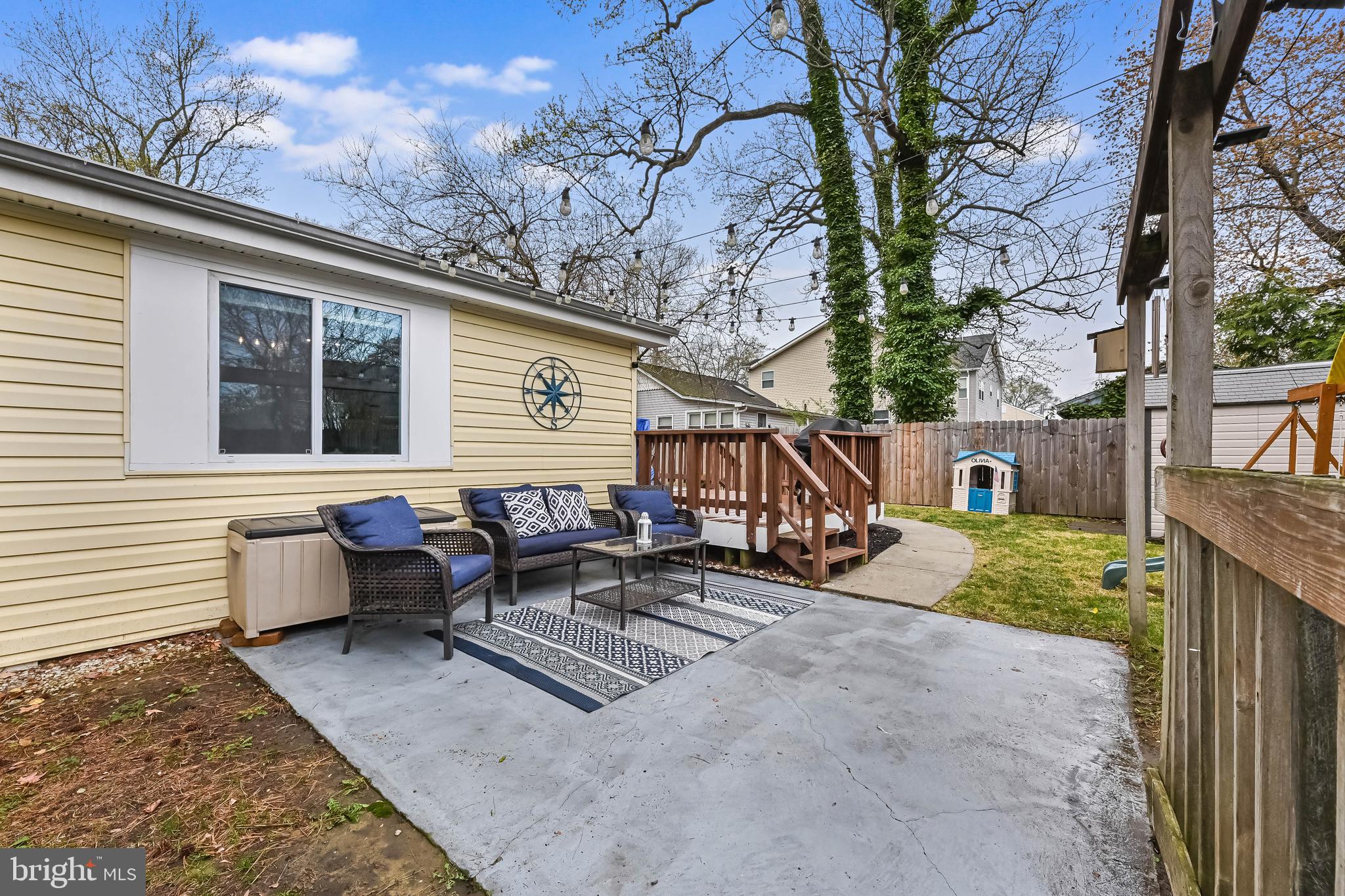 WOODLAND BEACH - Residential