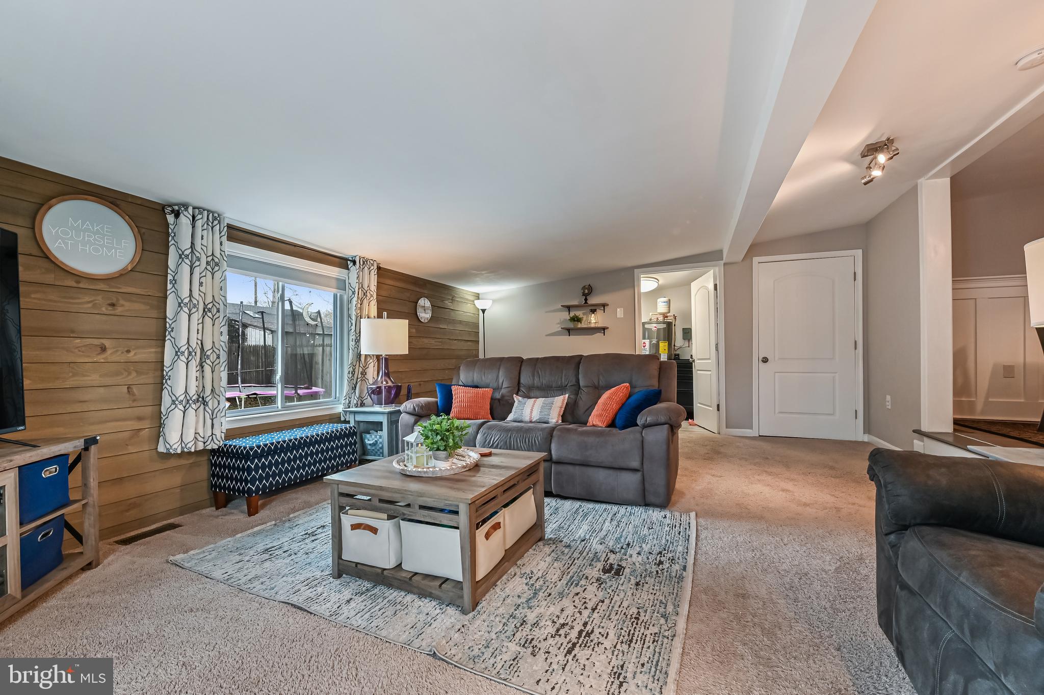 WOODLAND BEACH - Residential