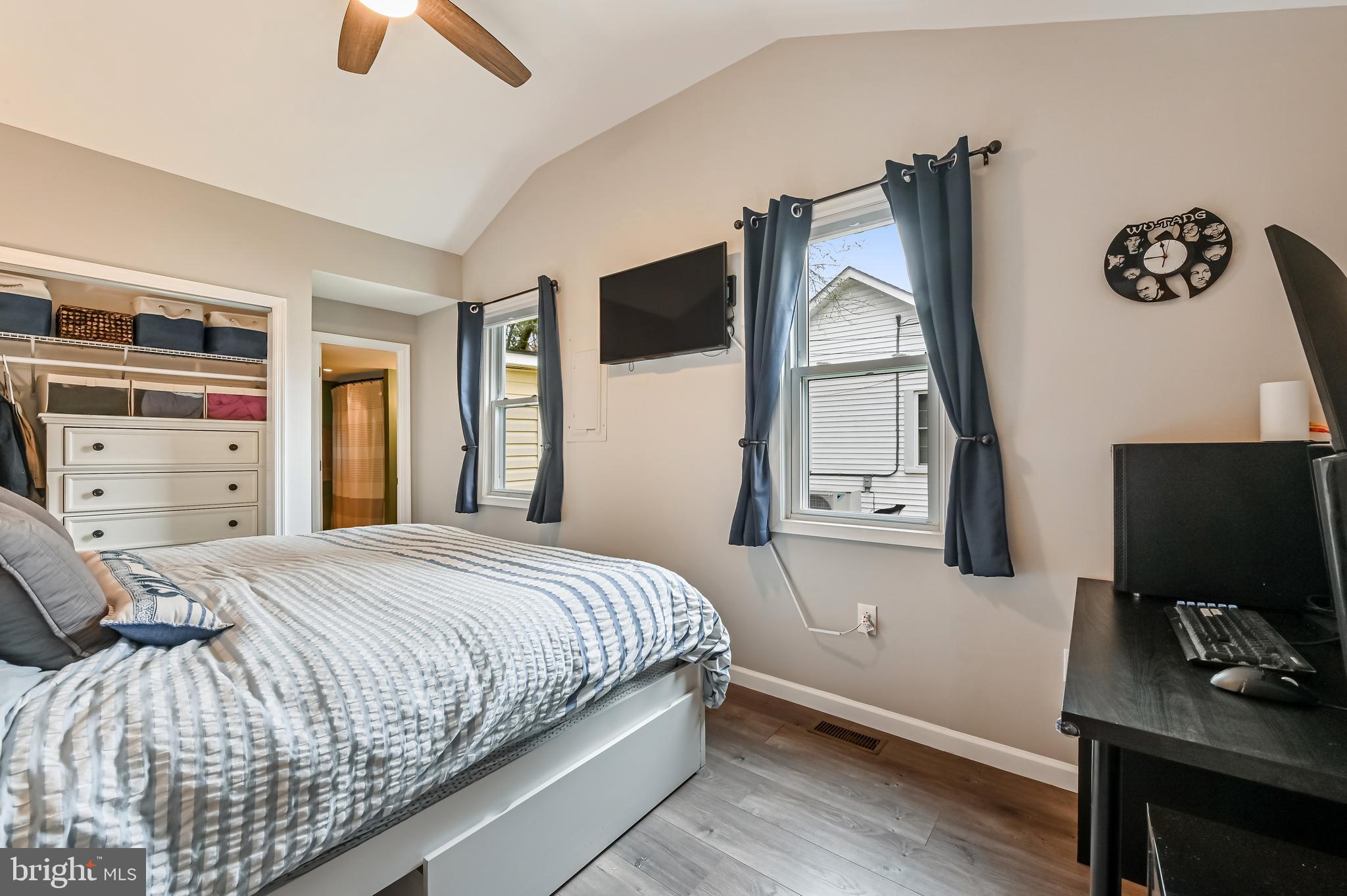 WOODLAND BEACH - Residential