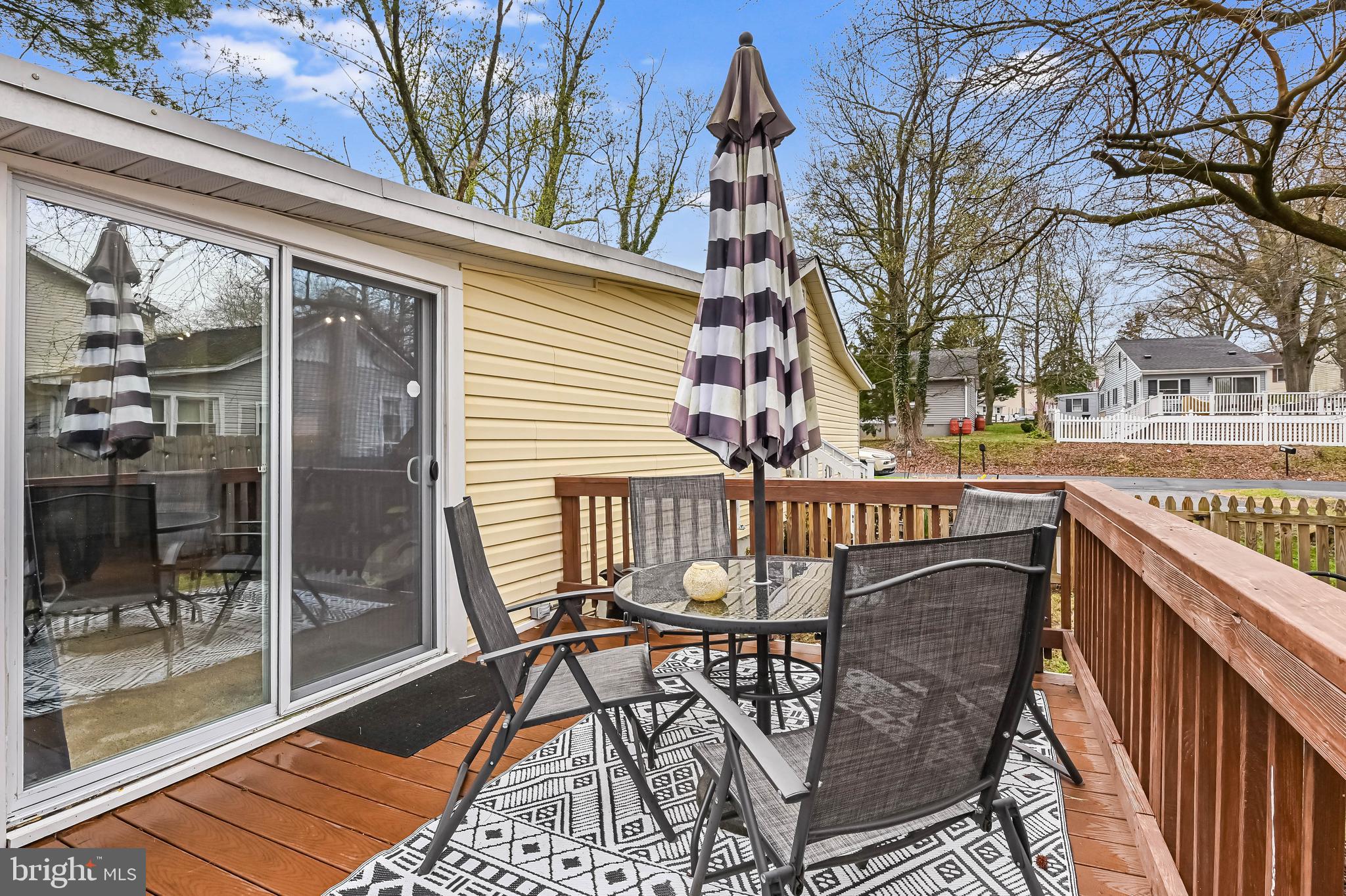 WOODLAND BEACH - Residential