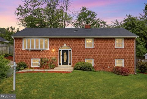 Photo of 33 Bannington Drive, UPPER MARLBORO, MD 20774 (MLS # MDPG2203526)