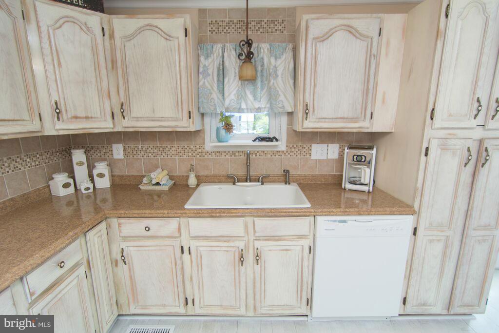 WOODLAND BEACH - Residential