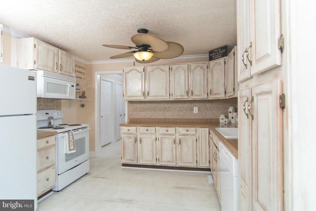 WOODLAND BEACH - Residential