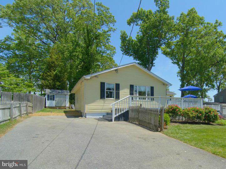 WOODLAND BEACH - Residential