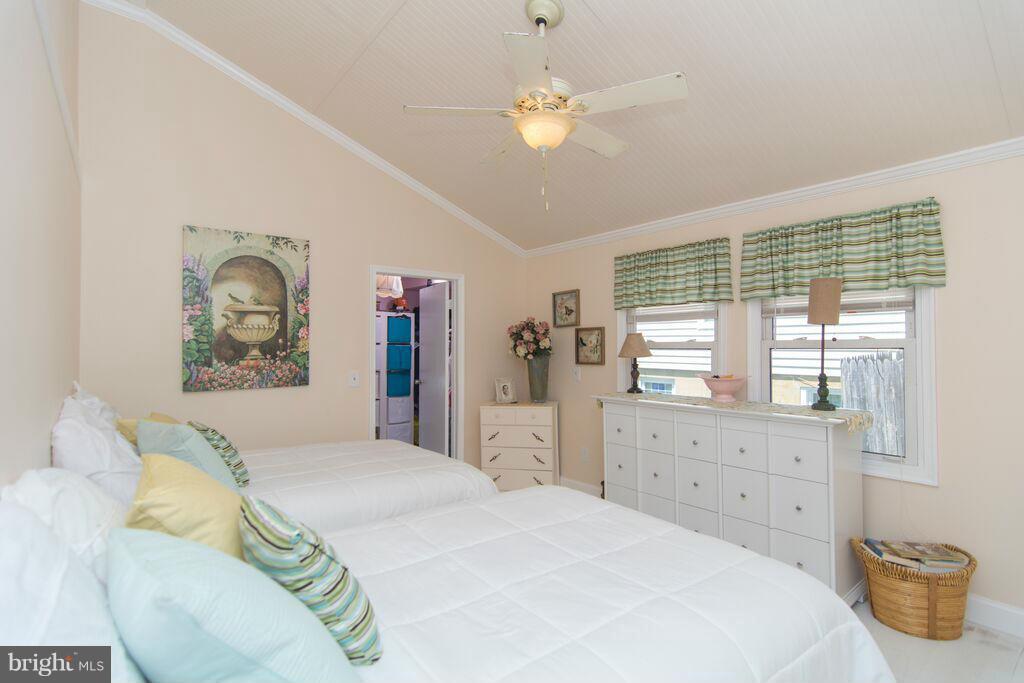 WOODLAND BEACH - Residential