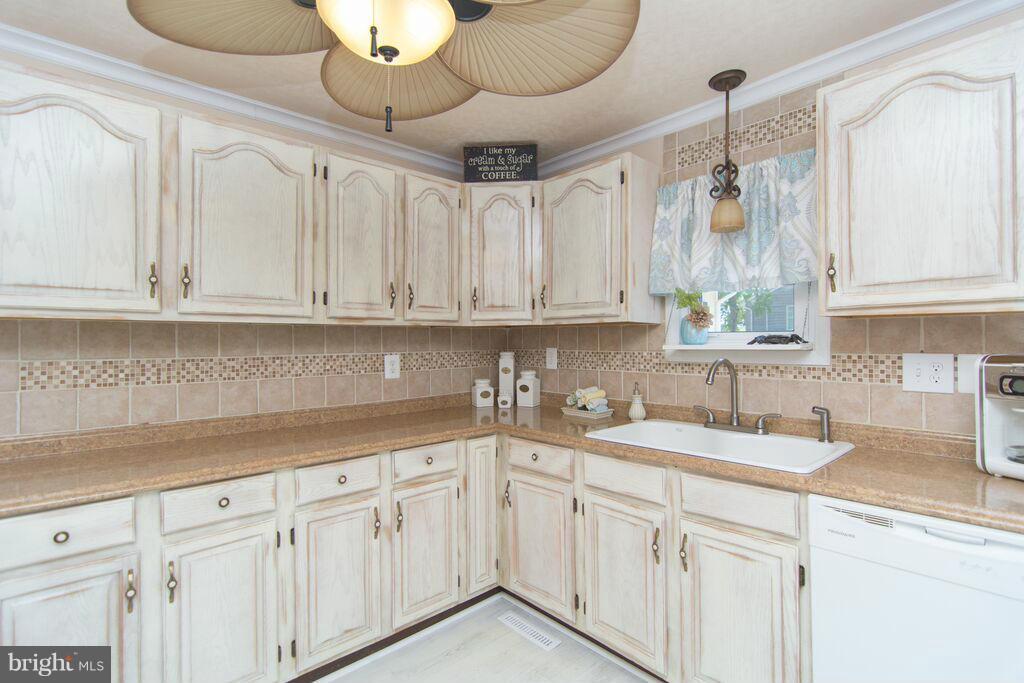 WOODLAND BEACH - Residential