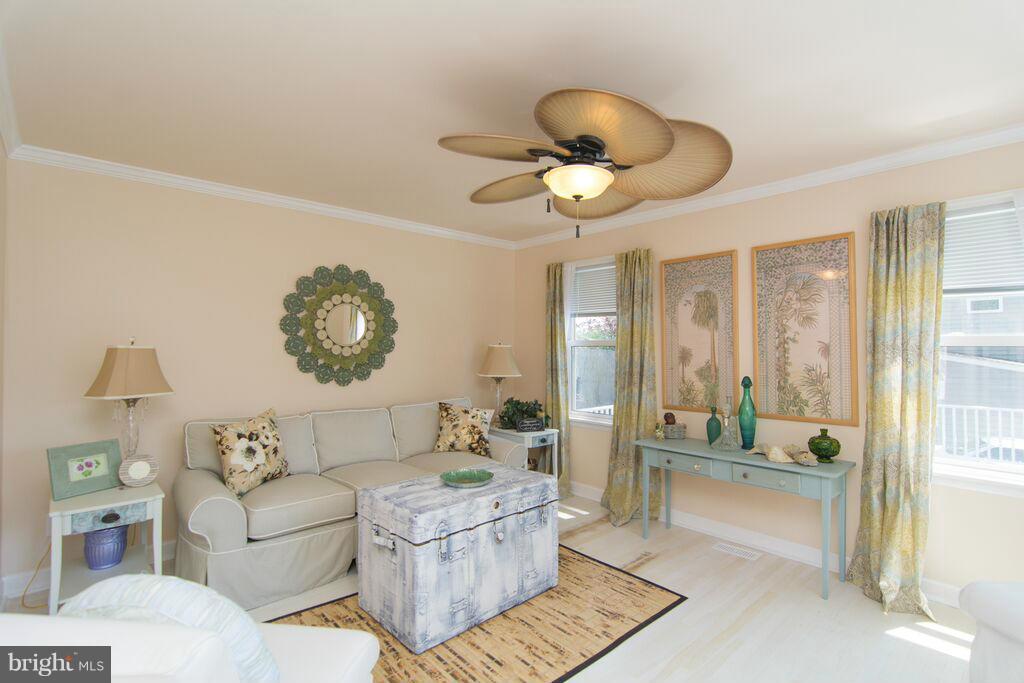 WOODLAND BEACH - Residential