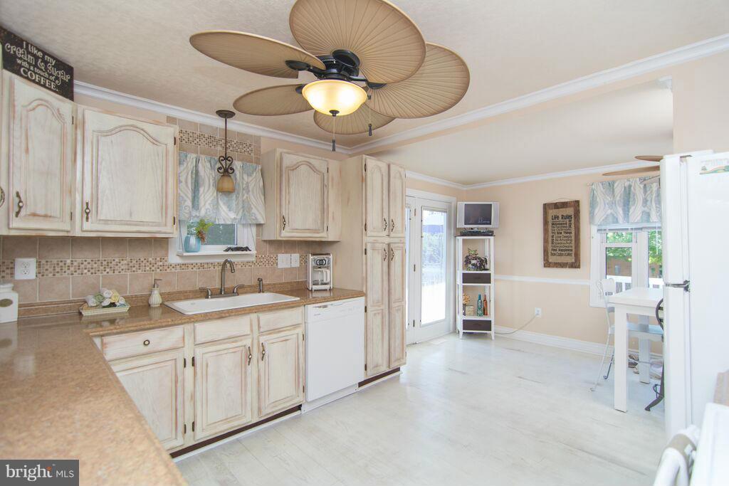 WOODLAND BEACH - Residential