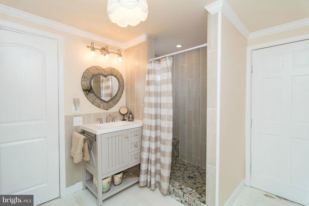 WOODLAND BEACH - Residential