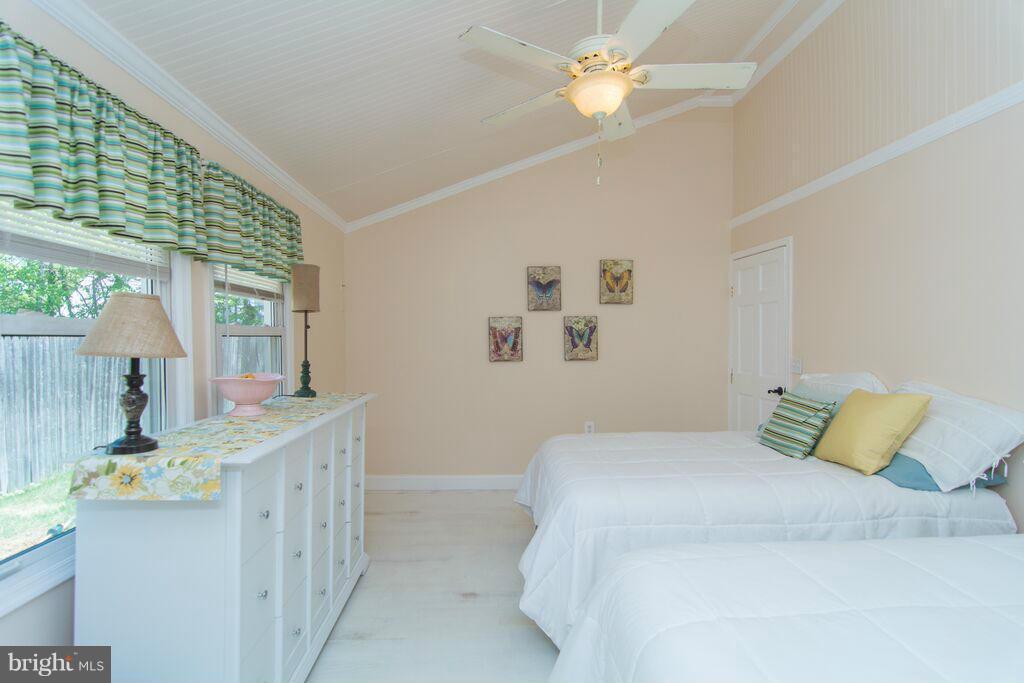 WOODLAND BEACH - Residential