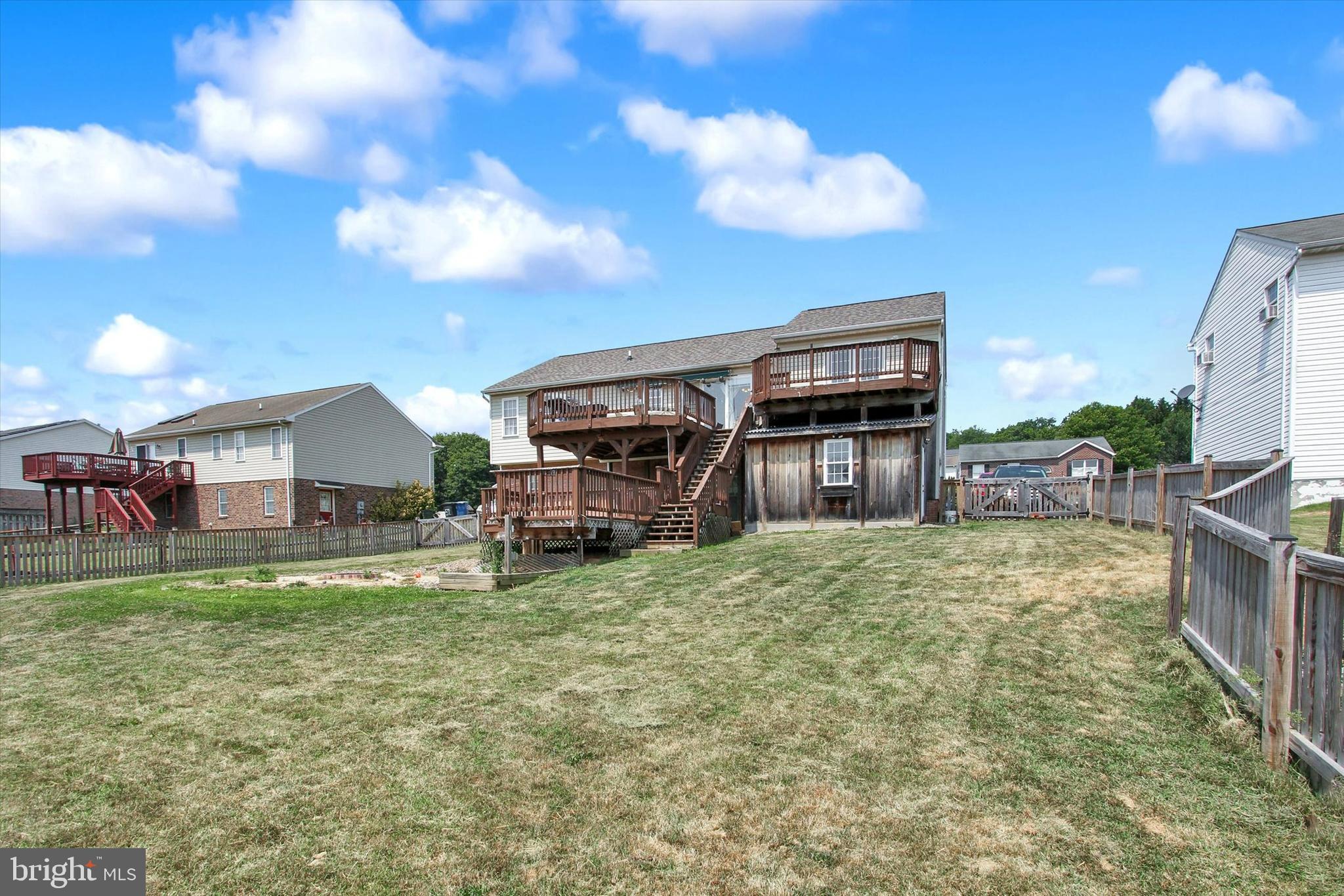 WHISPERING HILLS - Residential