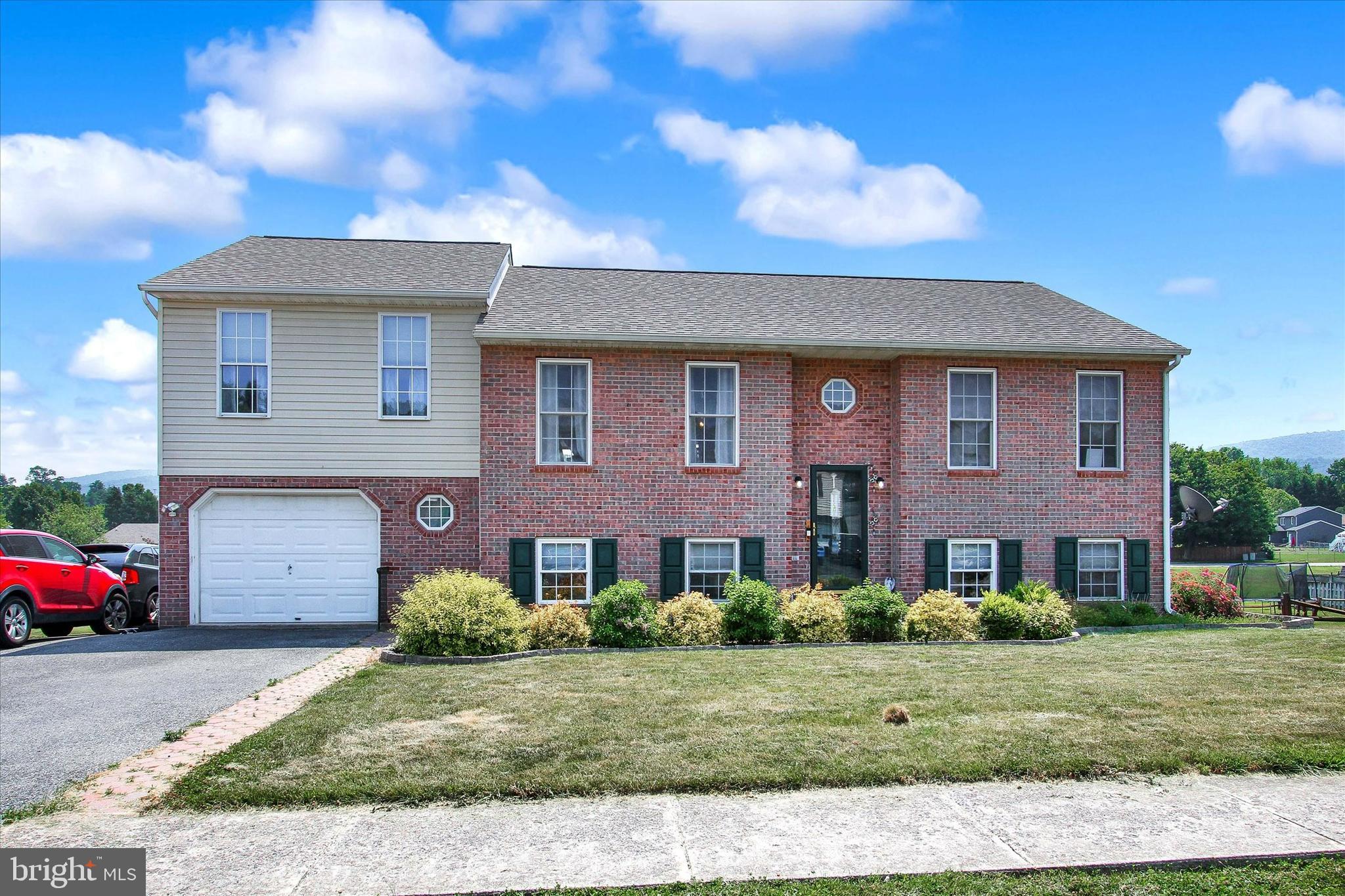 WHISPERING HILLS - Residential