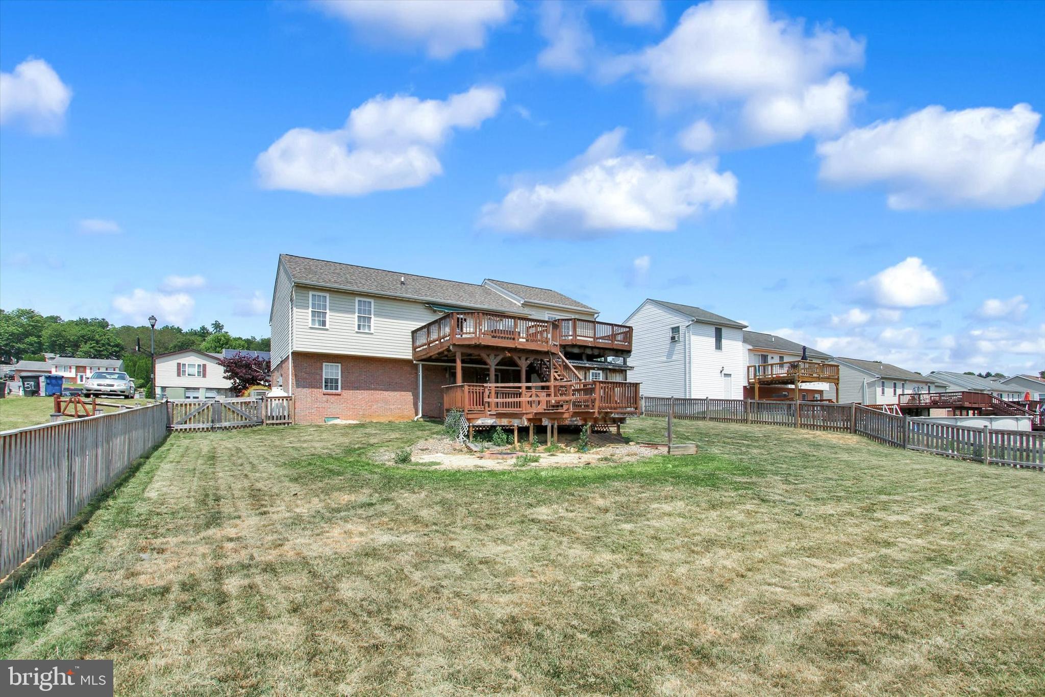 WHISPERING HILLS - Residential