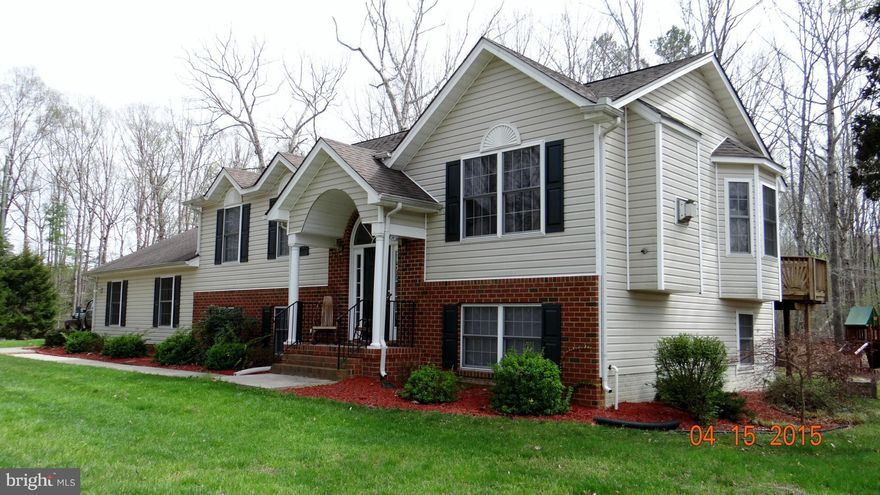 Huge, clean, well-maintained split level home on large lot in Lake Land Or. Attached 2-car garage. Storage shed. This beautiful home has vaulted ceilings, 4 bedrooms/3 full baths, a big Master bedroom, and double vanity and soaking tub in Master bath. Large deck off of kitchen. No pets, no smokers. Available June 1.