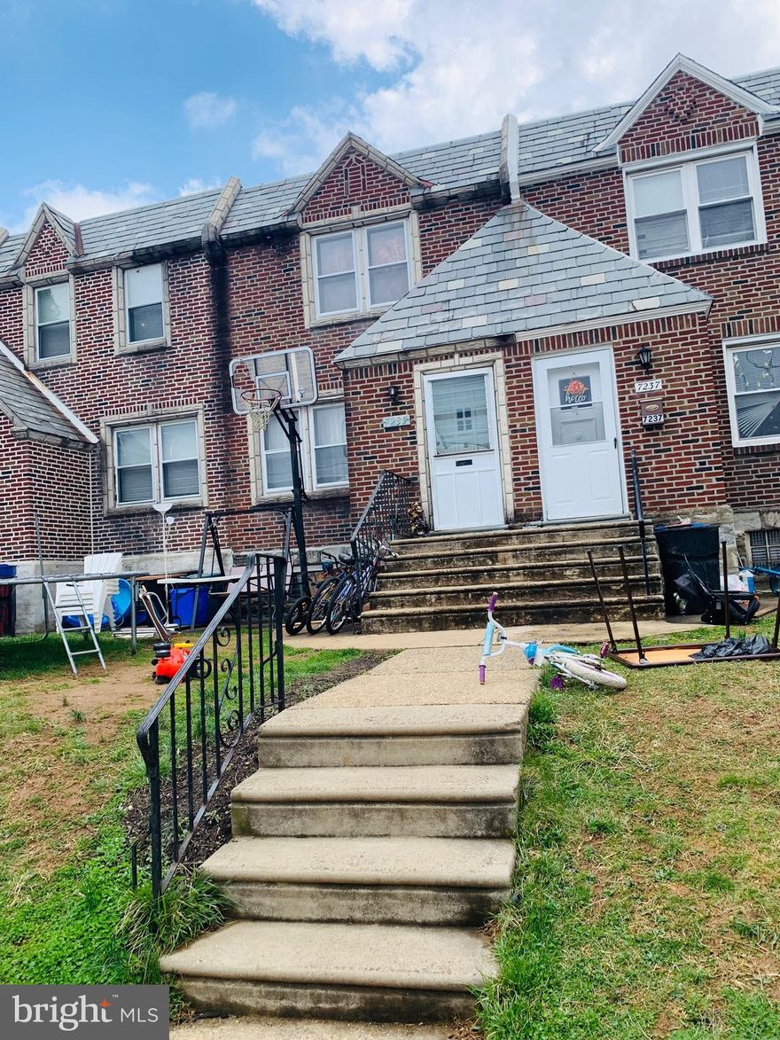 Well maintained Tenant occupied. Tenant pays $1150/month,  formal dining room & modern eat-in Kitchen. Upstairs features 3 good sized Bedrooms, attached one car garage with driveway parking. Great location! Great Investment property! Great tenants! Schedule your appointment today!

Showing available :
Weekdays;  After 3:00 Pm
Weekend:    After 1;00 Pm