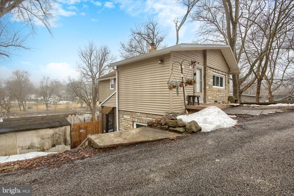 Photo of 5605 Creekview Road, MECHANICSBURG, PA 17050 (MLS # PACB2050922)