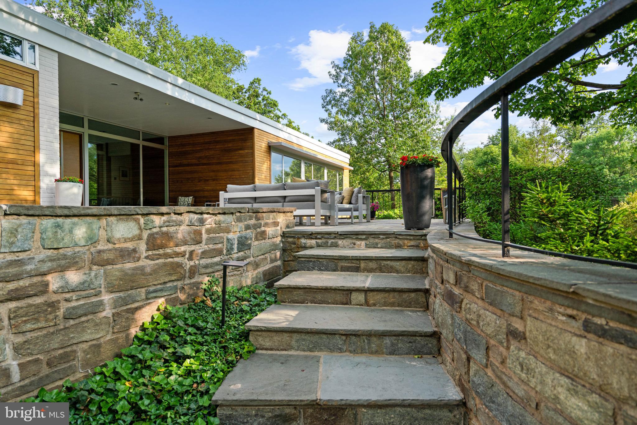 2533 N RIDGEVIEW ROAD