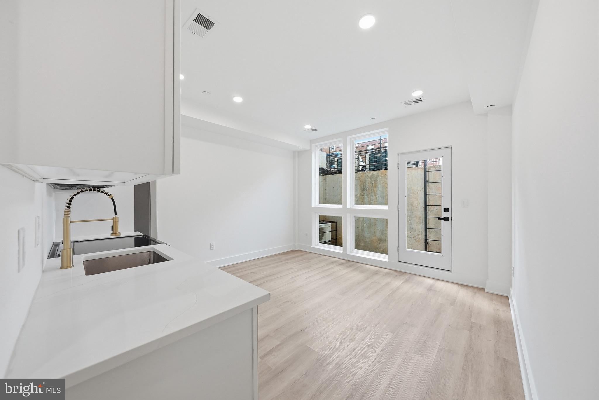 2105 M STREET NE 4