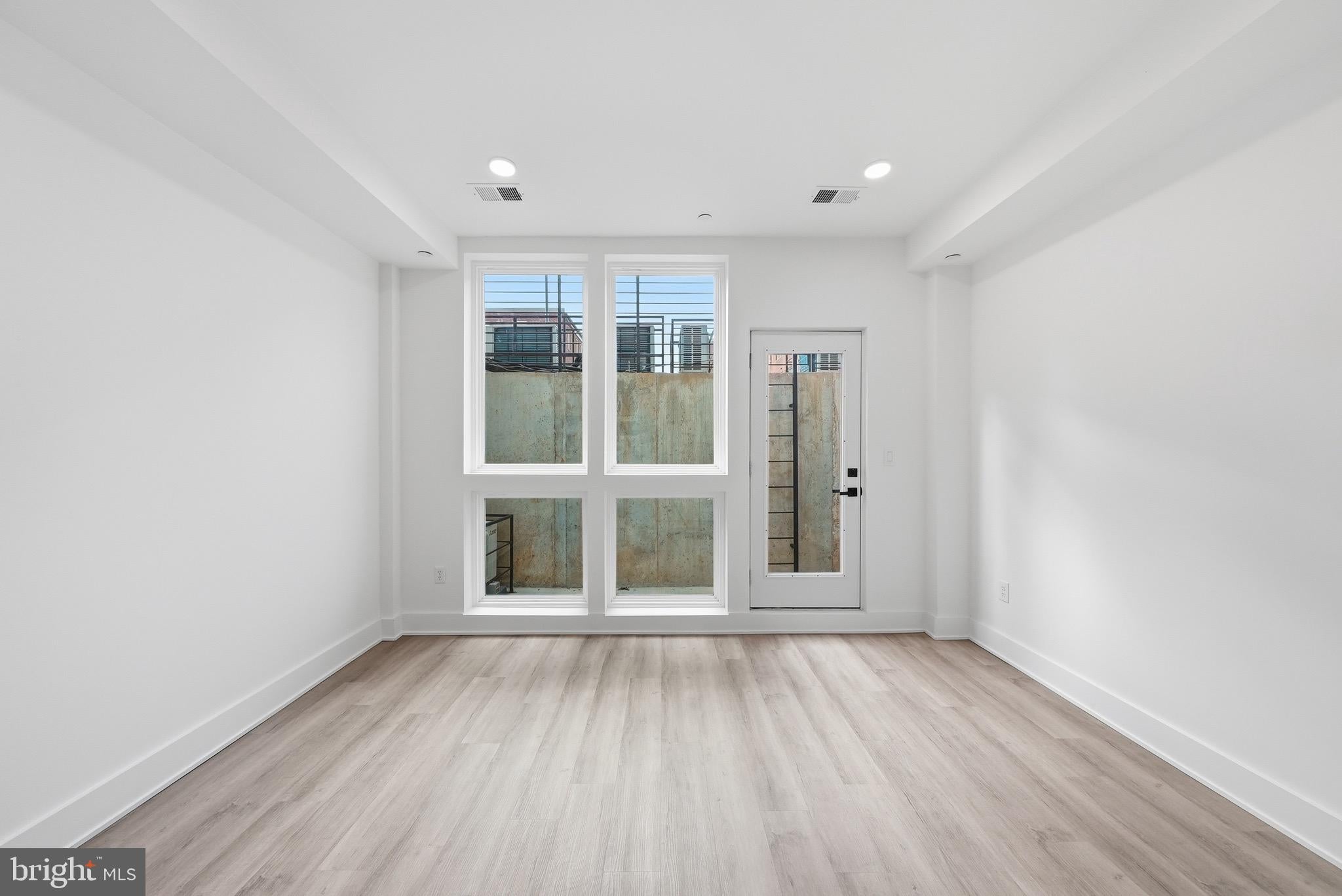 2105 M STREET NE 4