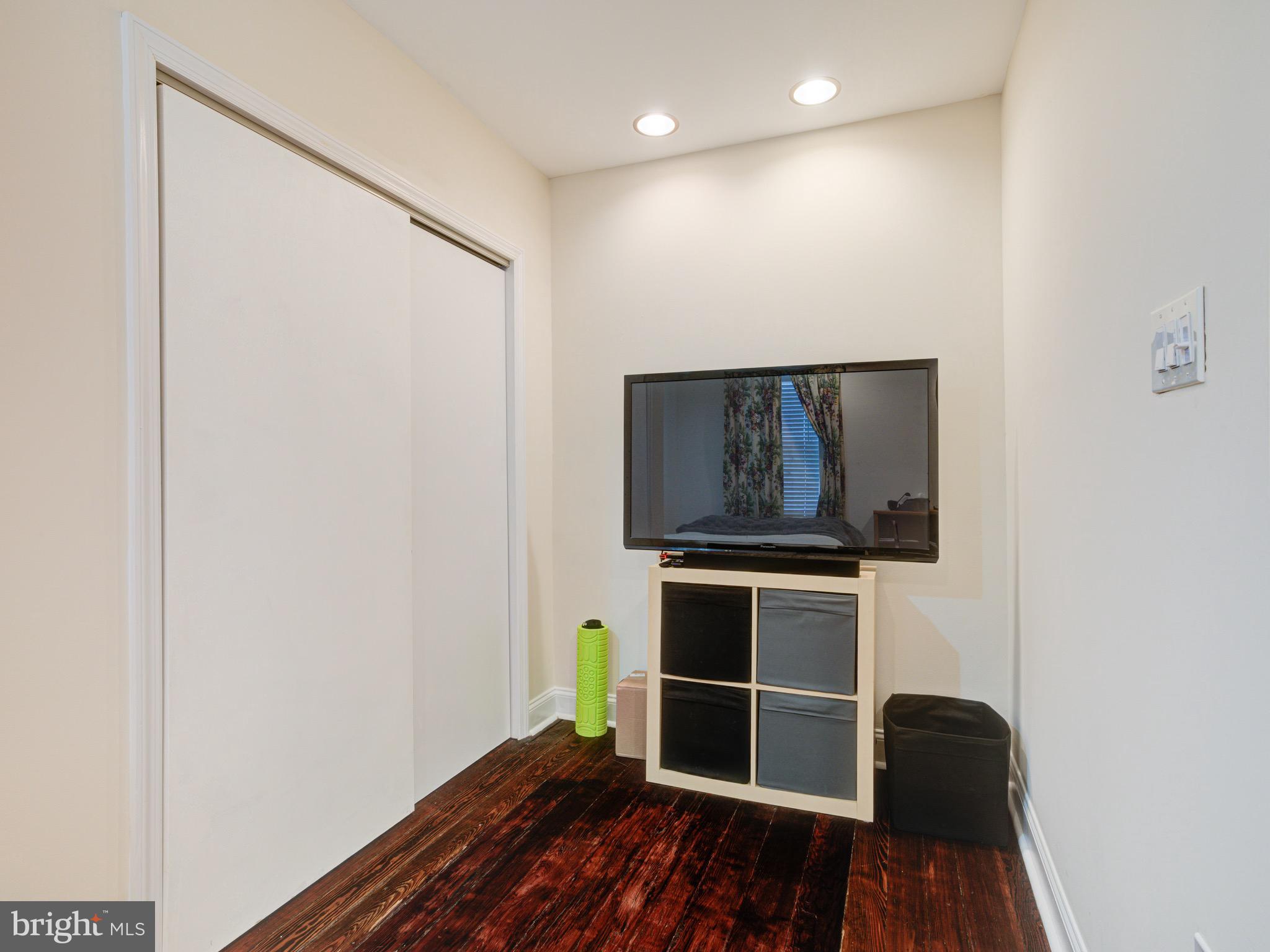 EAST KENSINGTON - Residential