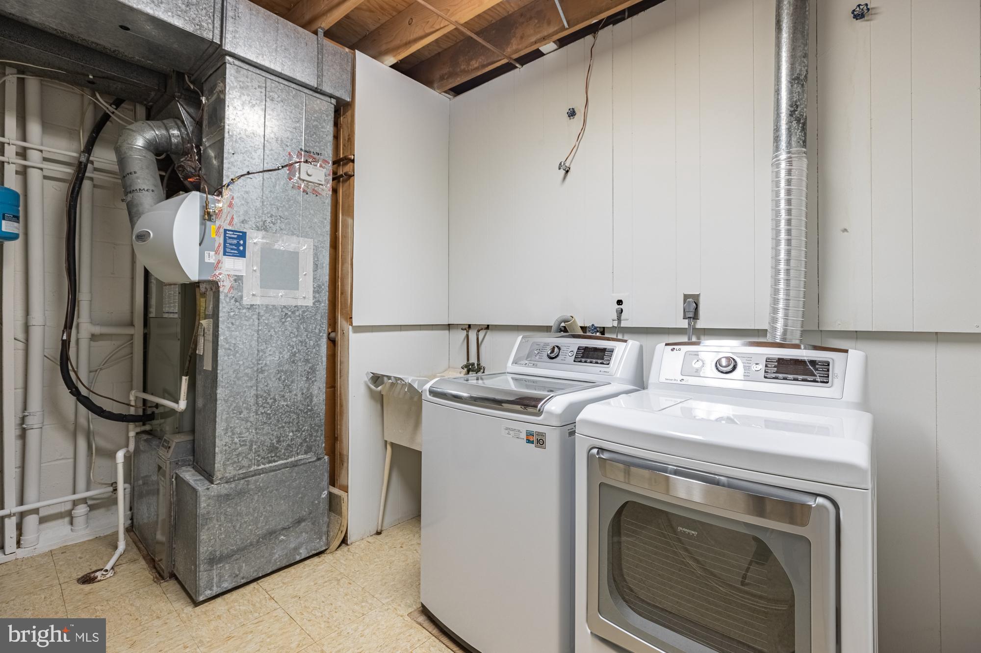 FOREST HILLS - Residential Lease