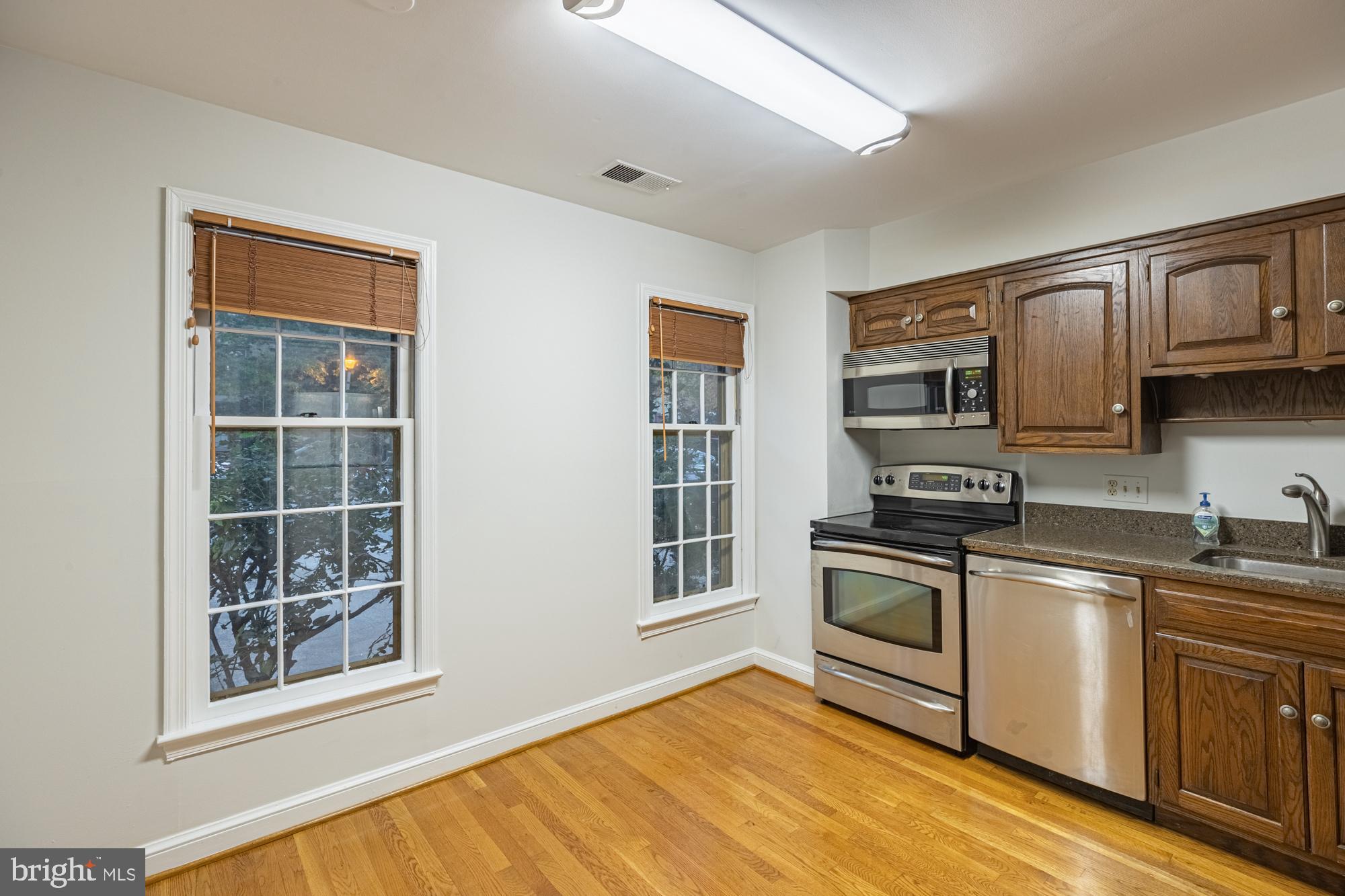 FOREST HILLS - Residential Lease