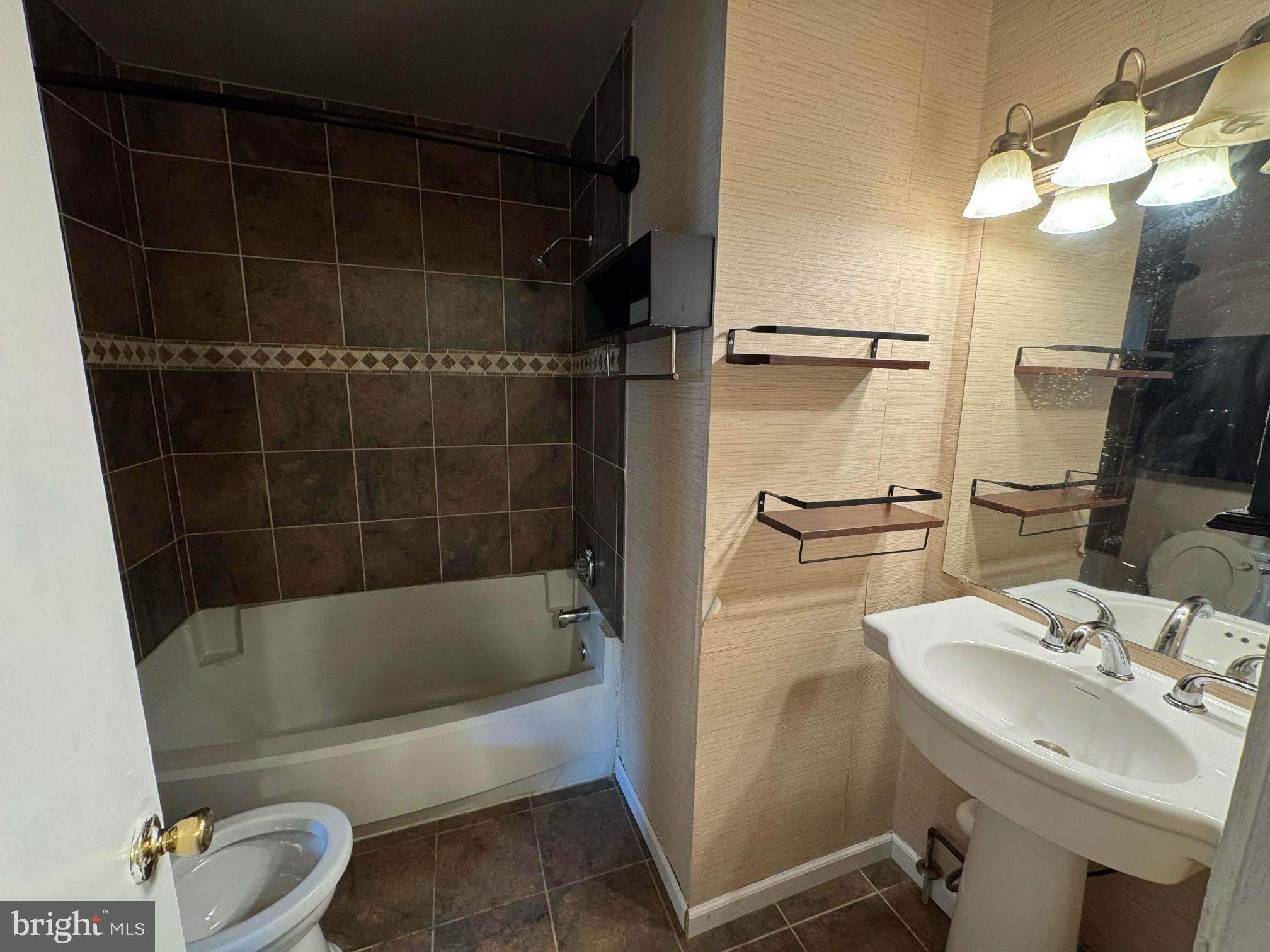 COLONY SQUARE - Residential