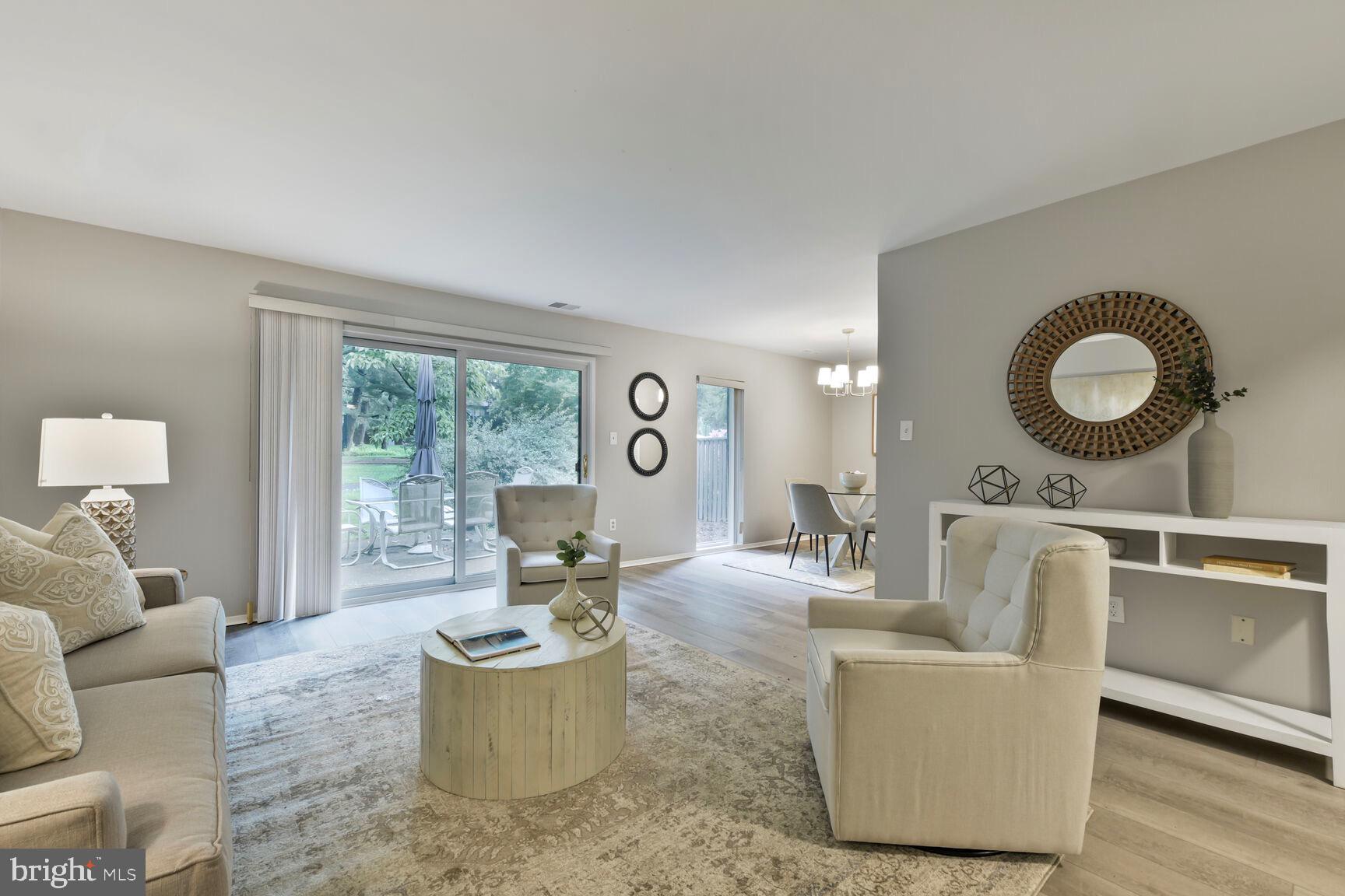 1814 IVY OAK SQUARE