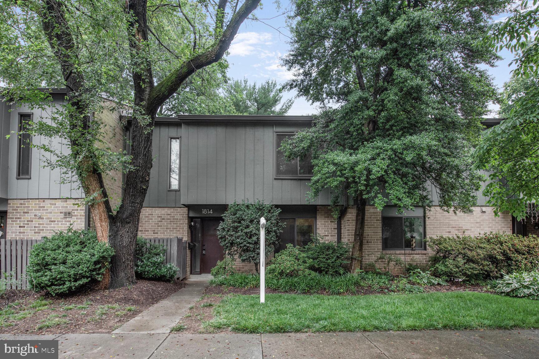 1814 IVY OAK SQUARE