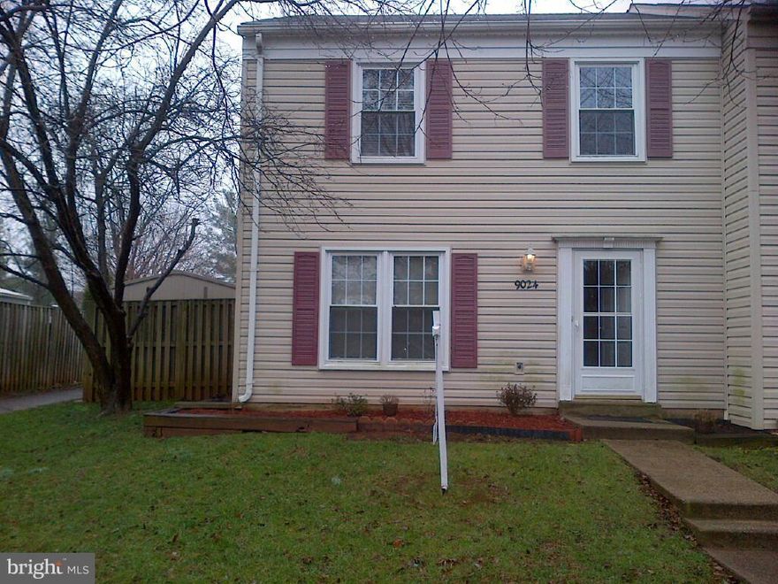 Large end unit 3BR, 2.5 bath home in the city and Haydon school district. Well maintained with fenced rear yard.  Backs to playground and common area.  Fenced rear yard, shed, large expanded back yard.