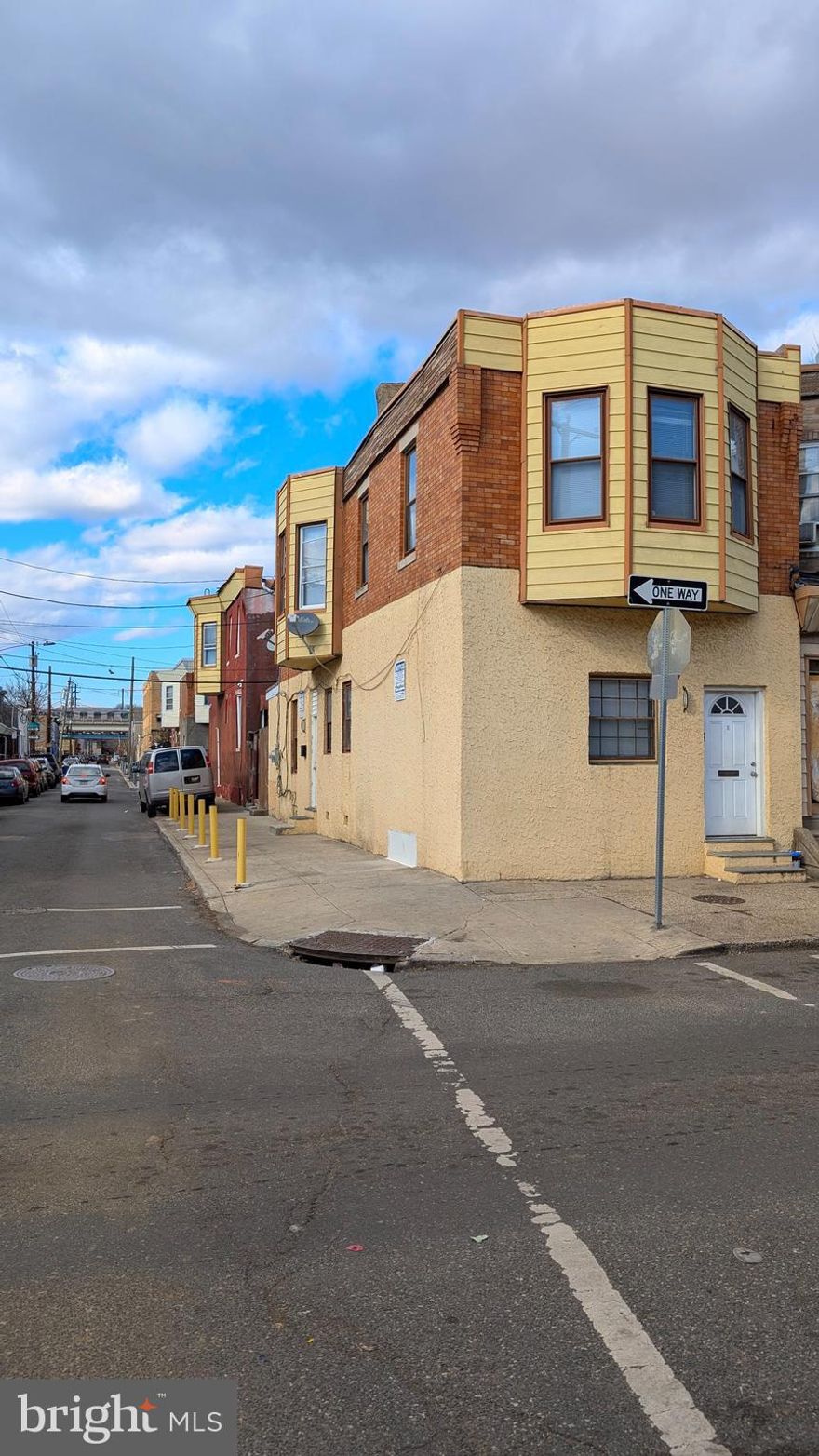 Great opportunity to own this large rare end of row 2+2 duplex in Harrowgate. Priced right to sell.  Utilities are separated with new 200 amp service. Service panels are in each unit. Silicone roof. New sewer line. Don’t miss out on this excellent investment in an up-and-coming area!