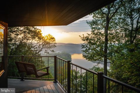 511 CENTER HILL UPPER BLACK EDDY PA 18972